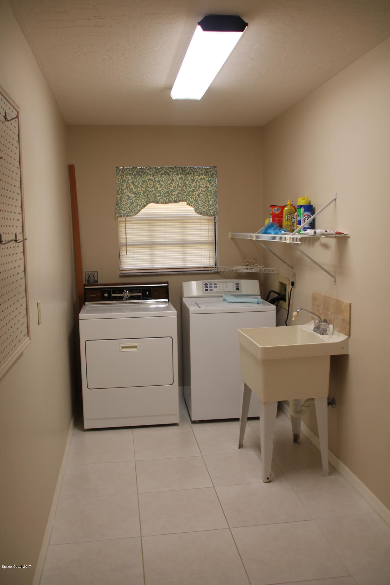 398 Hurst Road Northeast Palm Bay, FL 32907 - Photo 18 of 22 Laundry Room