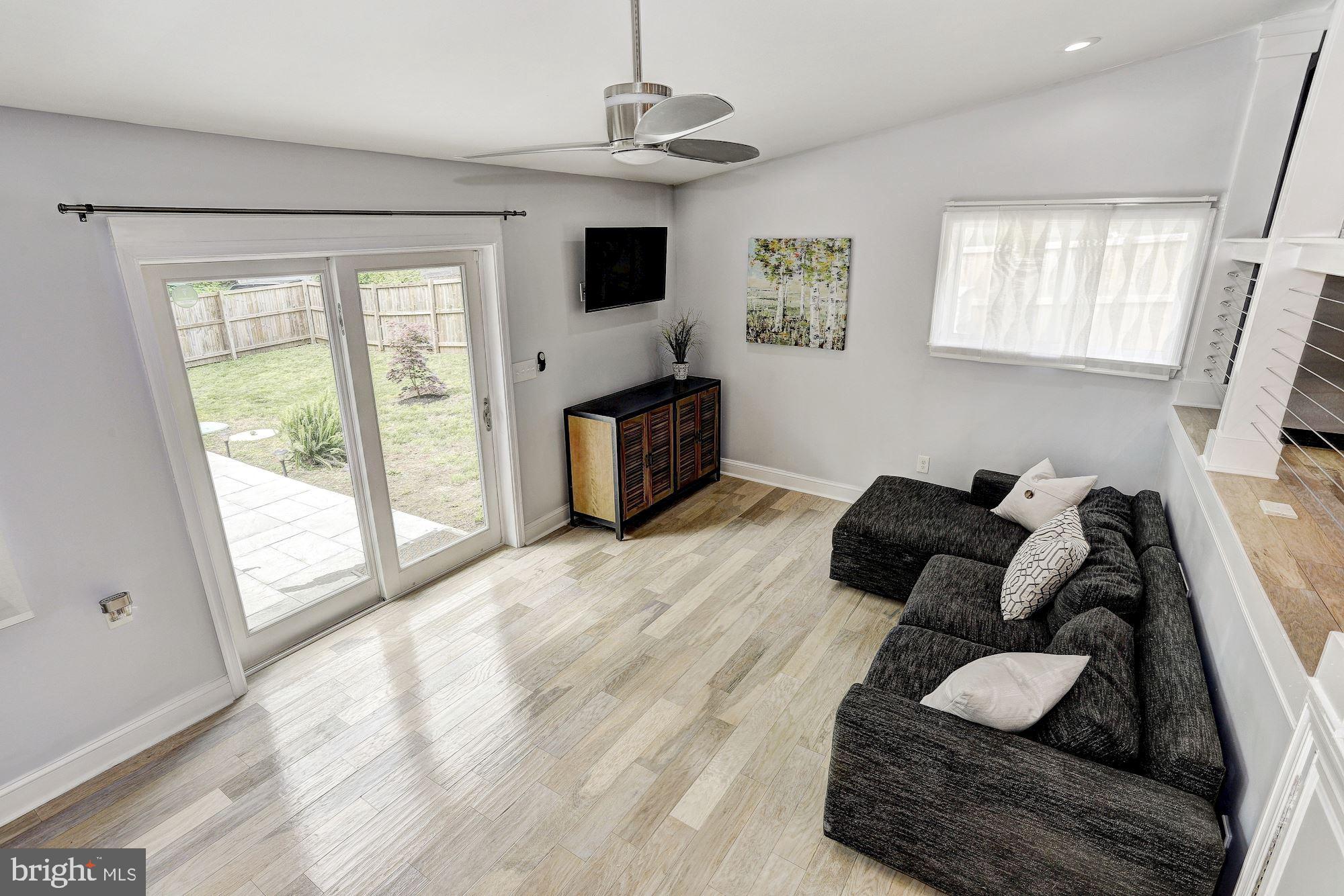 2808 Glen Isle Road Riva, MD 21140 - Photo 3 of 24 Living Room