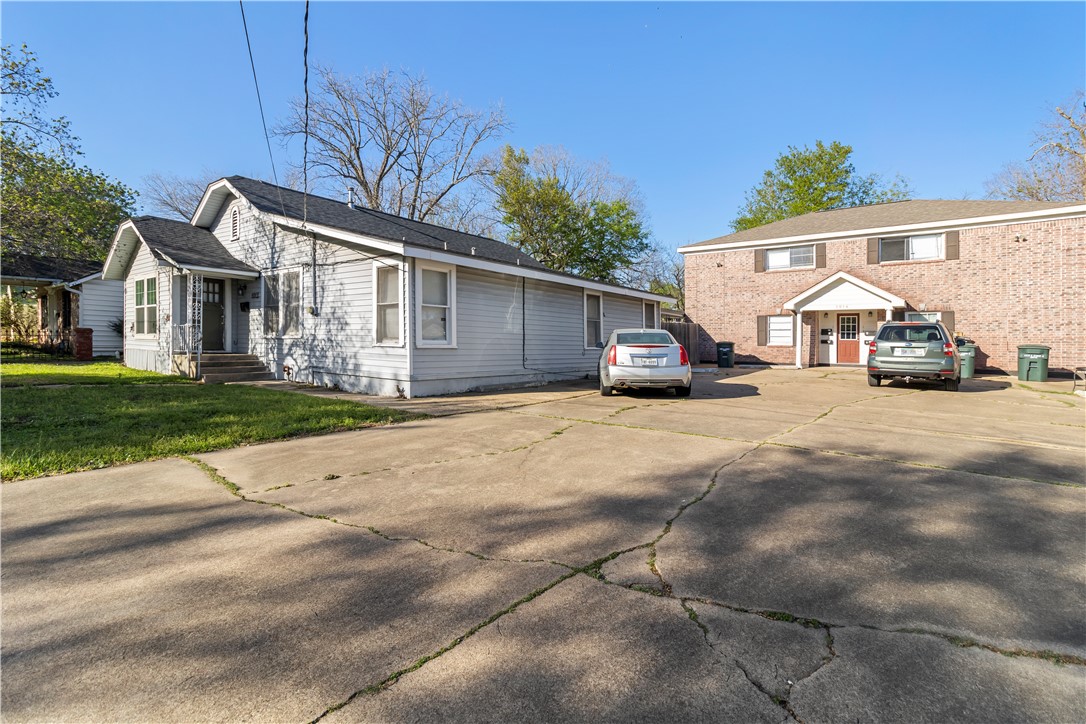 a car parked in front of white house