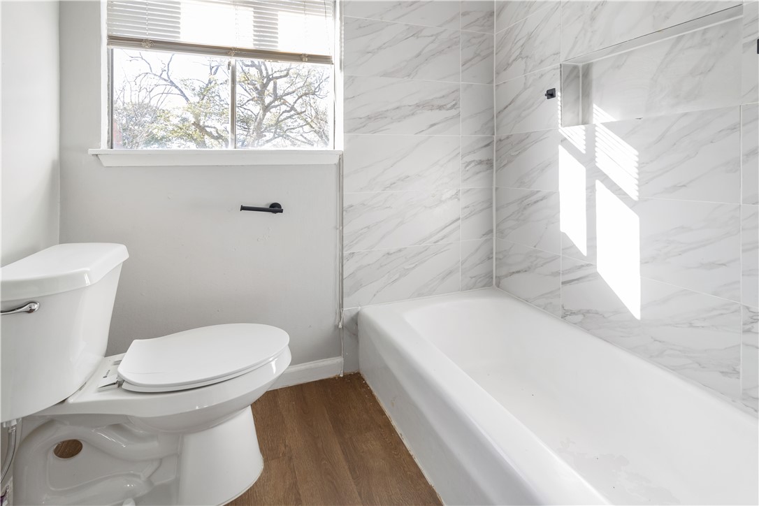 1012-1014 East 23rd Street Bryan, TX 77803 - Photo 18 of 22 a bathroom with a toilet and a bathtub