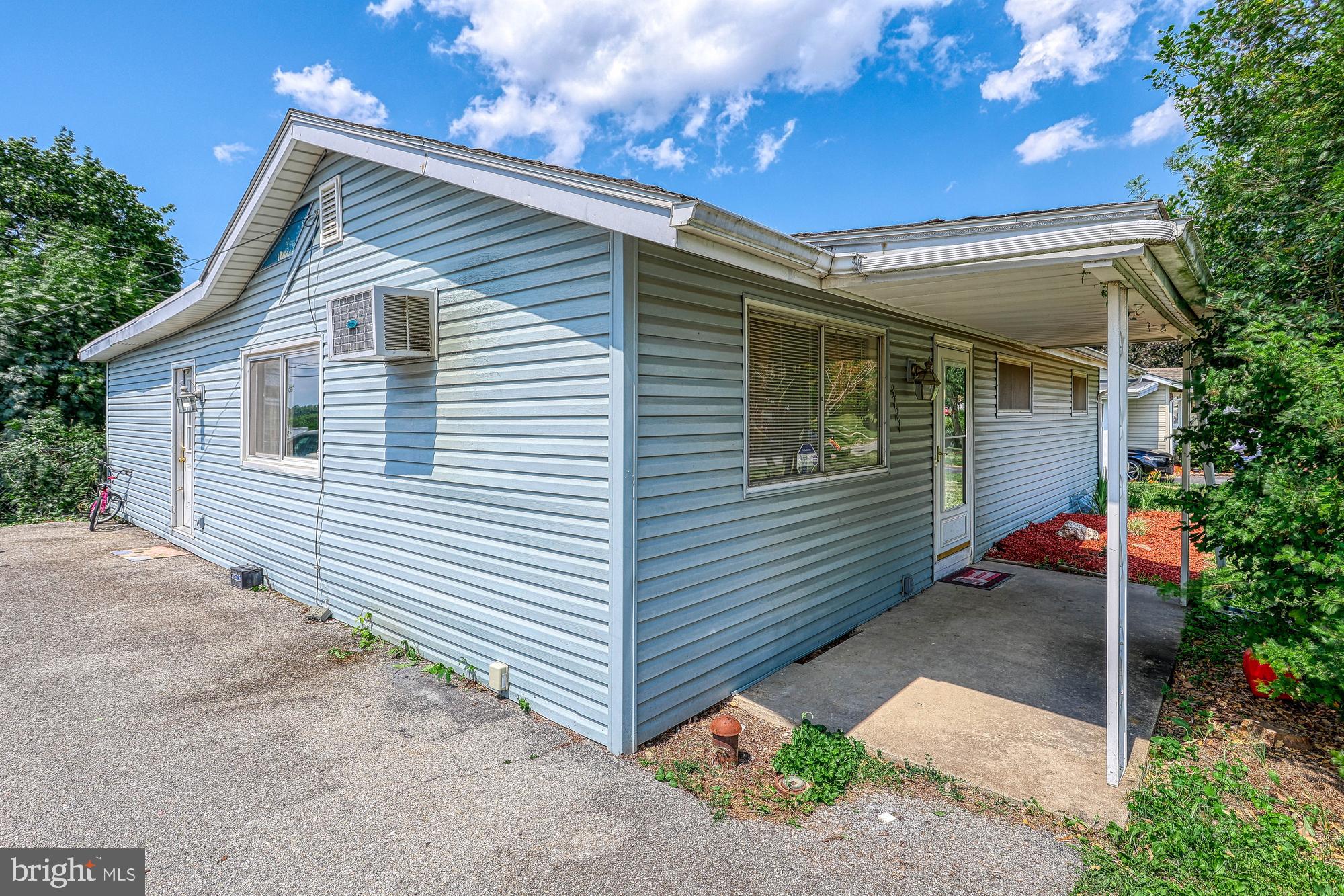 3121 Robin Road York, PA 17404 - Photo 5 of 29 Front / Side