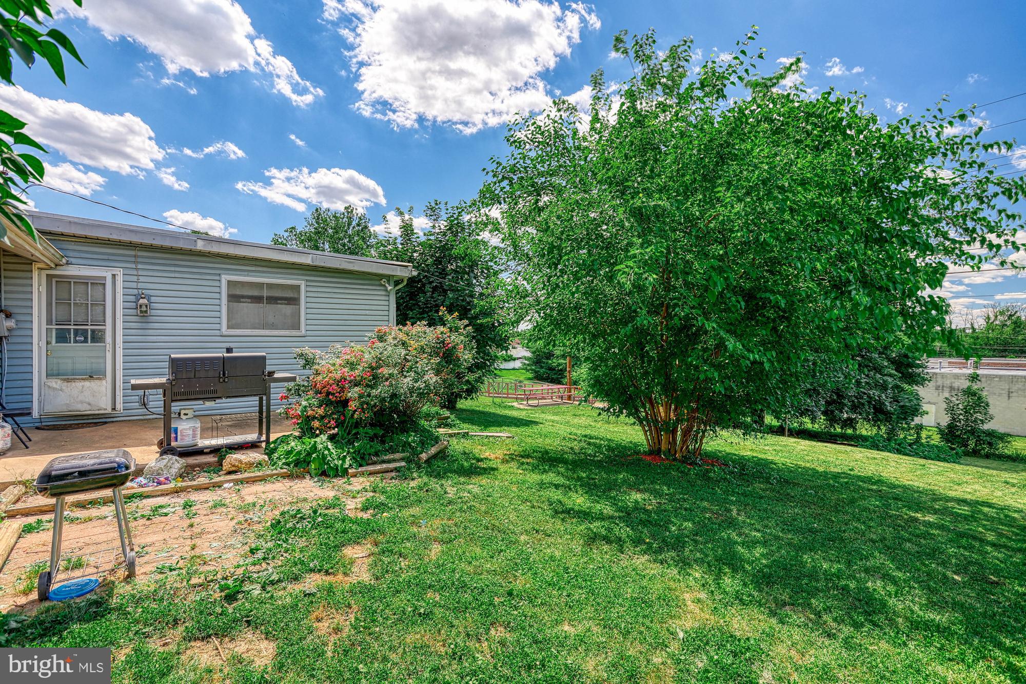 3121 Robin Road York, PA 17404 - Photo 7 of 29 Back yard and patio