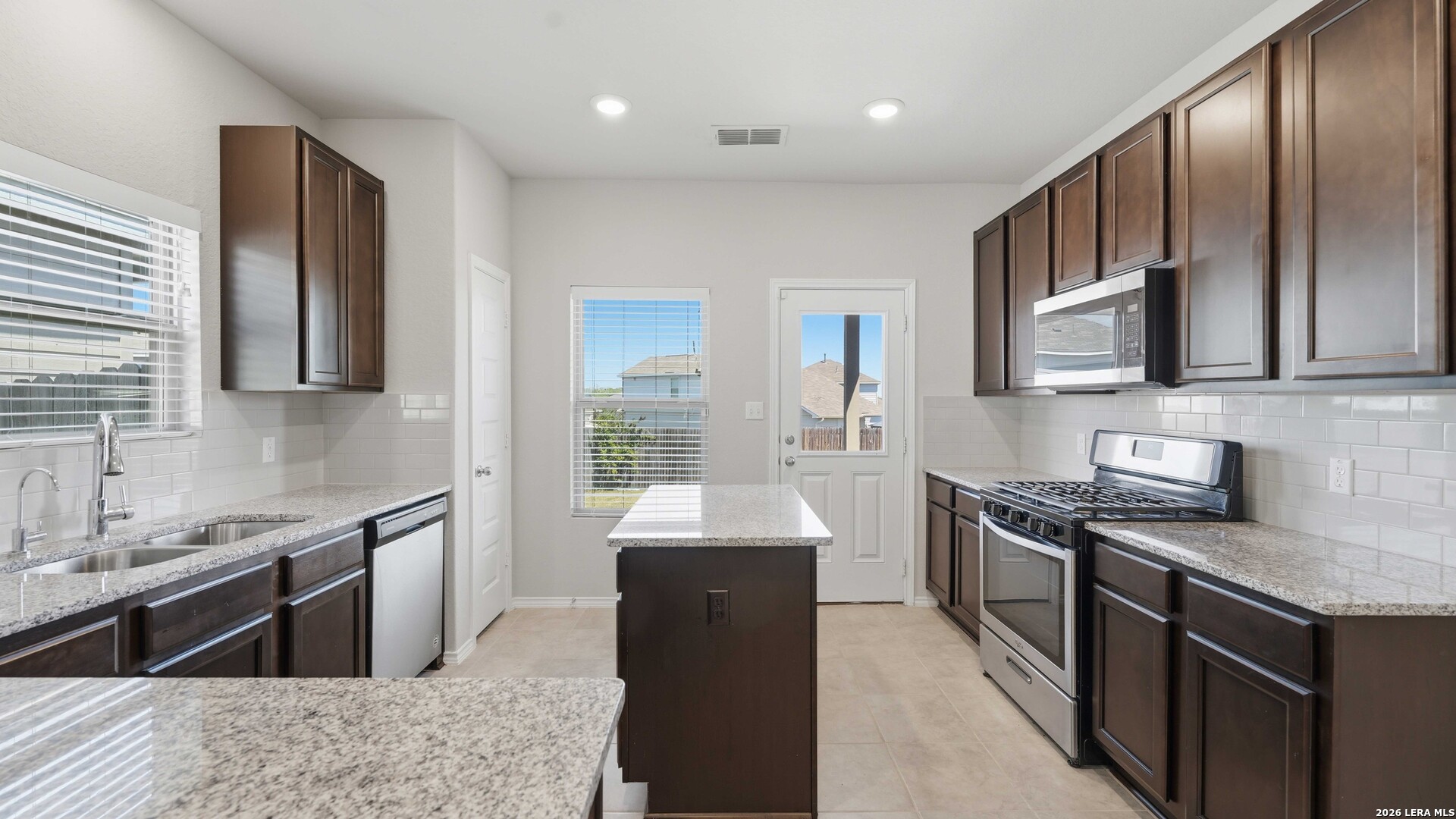 5502 Daniel Way St. Hedwig, TX 78152 - Photo 12 of 40