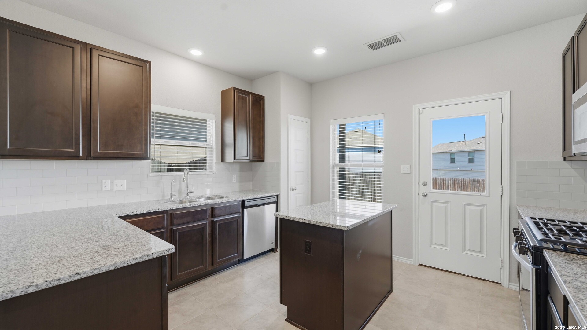 5502 Daniel Way St. Hedwig, TX 78152 - Photo 10 of 40