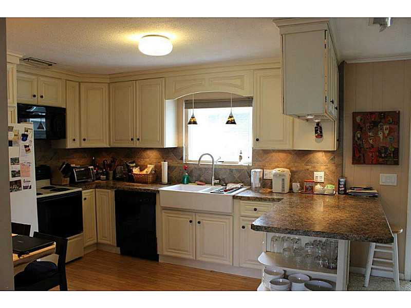51 Overlook Road Narragansett, RI 02882 - Photo 4 of 21 Kitchen.