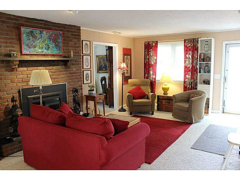 51 Overlook Road Narragansett, RI 02882 - Photo 9 of 21 Living Room.