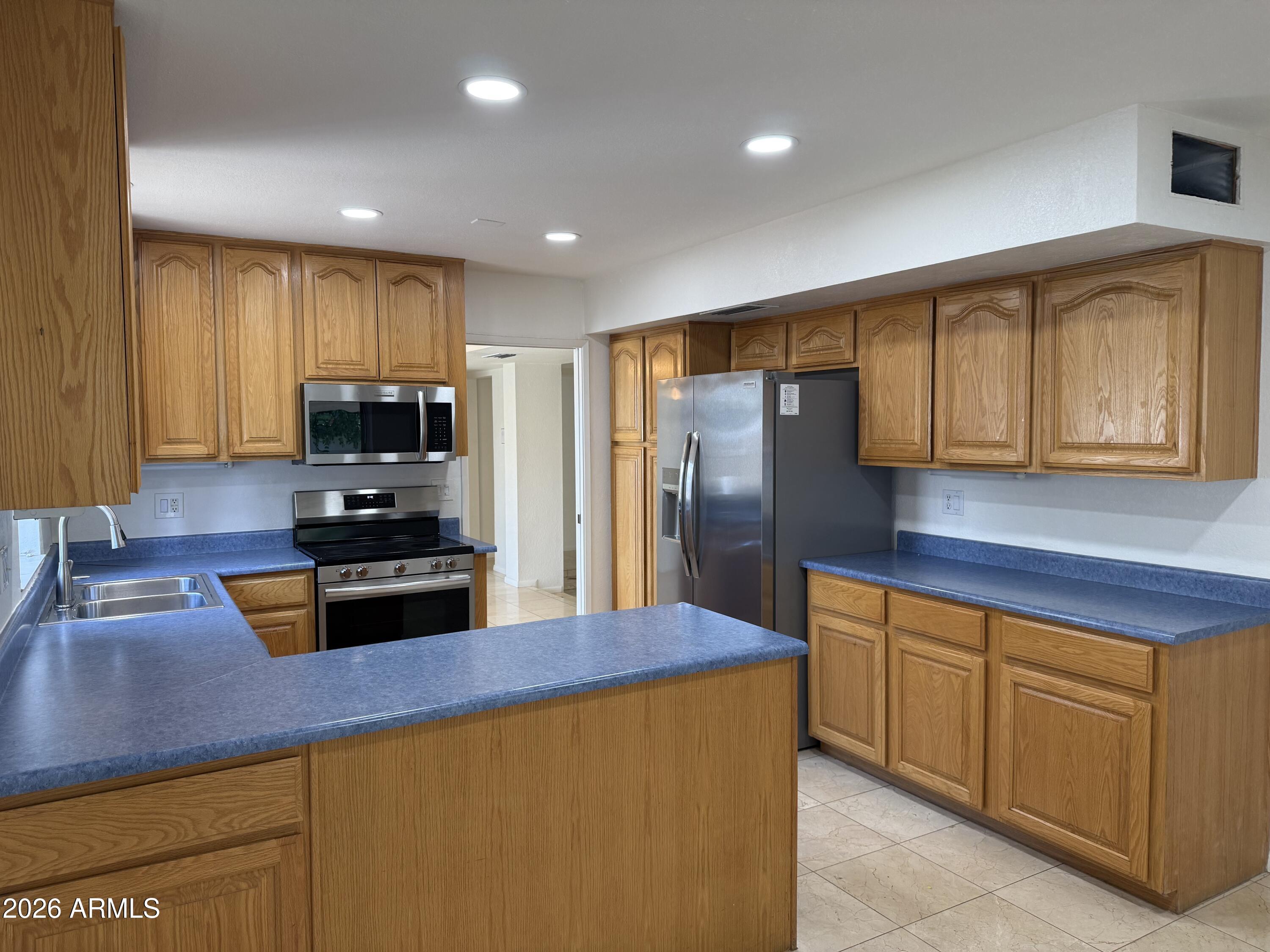 621 East Calavar Road Phoenix, AZ 85022 - Photo 6 of 31 Kitchen