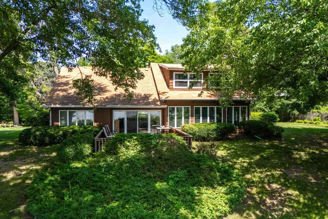 $495,000 | 25111 Valley Drive, Bettendorf, IA 52722