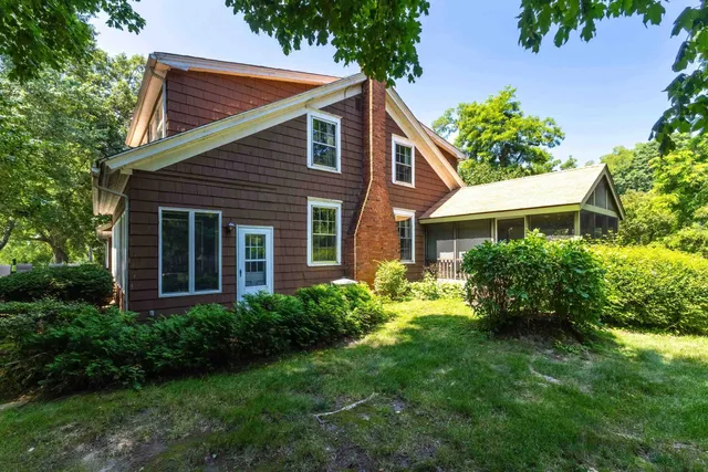 $495,000 | 25111 Valley Drive, Bettendorf, IA 52722