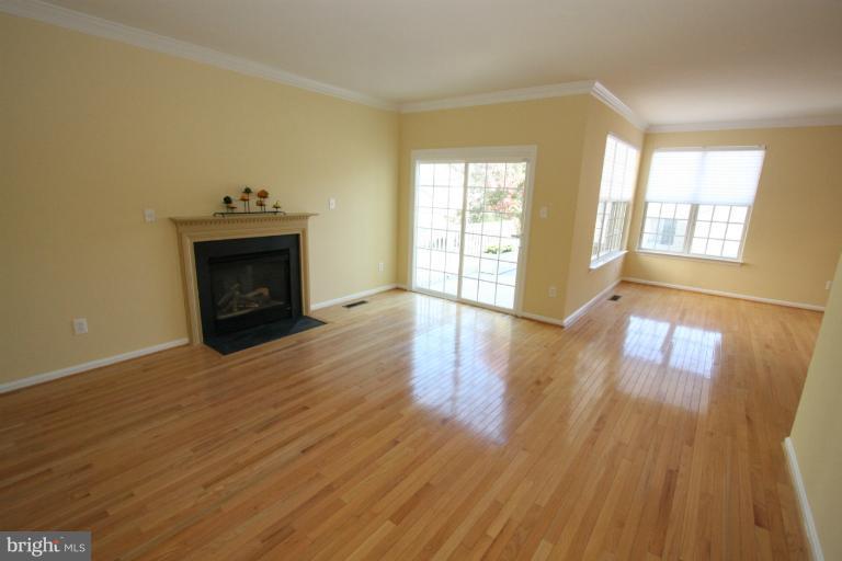 18117 Coachmans Road Germantown, MD 20874 - Photo 17 of 30 Living Room
