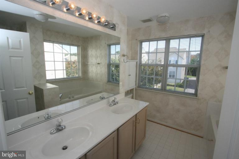 18117 Coachmans Road Germantown, MD 20874 - Photo 25 of 30 Private owners' bath