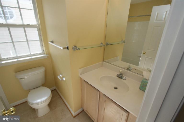 18117 Coachmans Road Germantown, MD 20874 - Photo 8 of 30 Uppers level hall bath