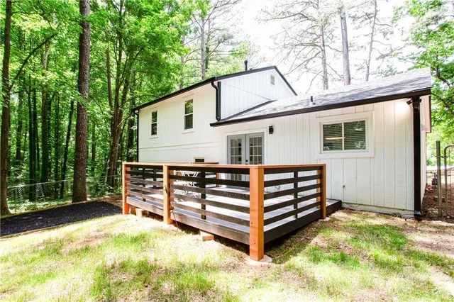a view of a house with backyard and sitting area