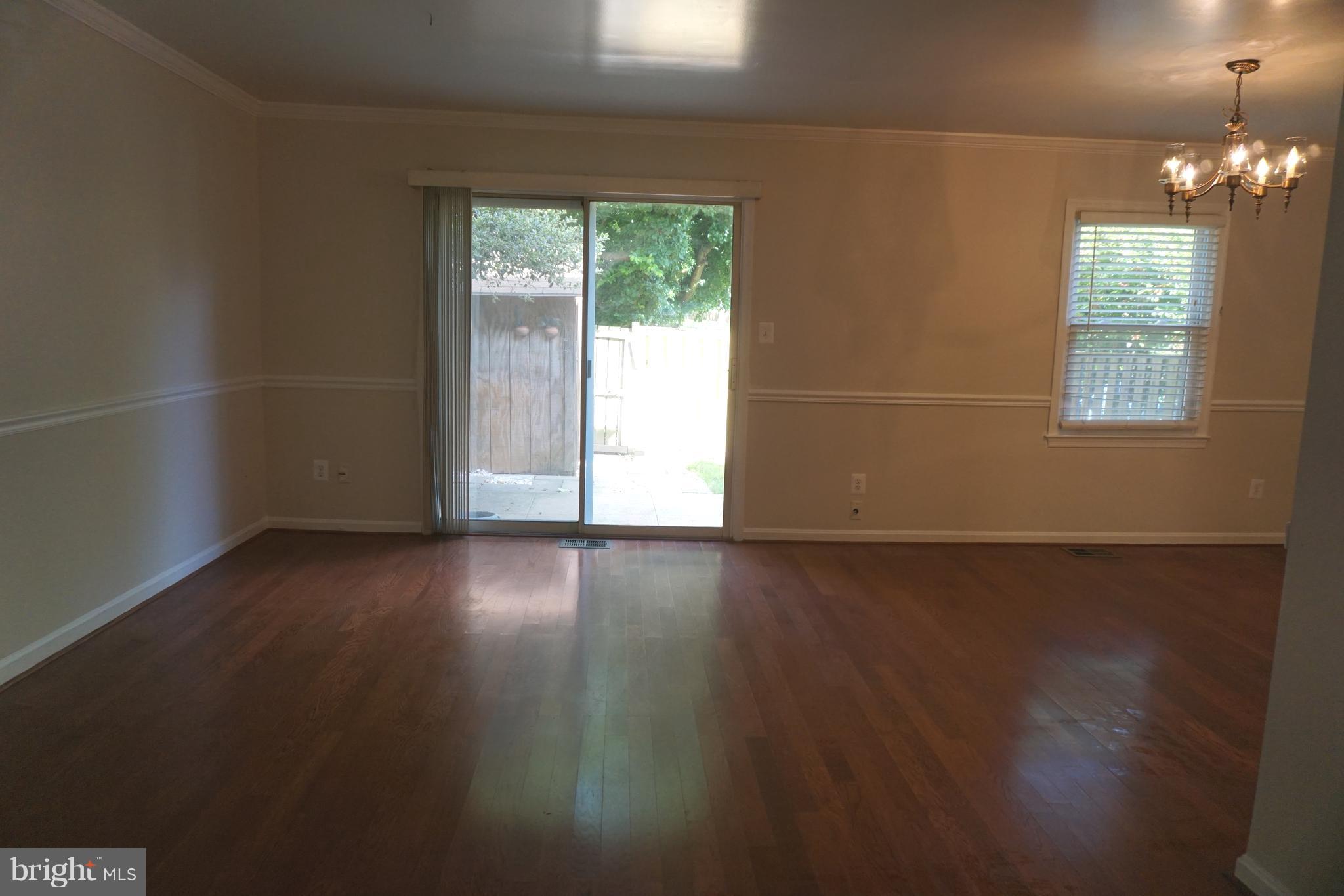 7 Ramsdell Court Gaithersburg, MD 20878 - Photo 8 of 19 Living Room