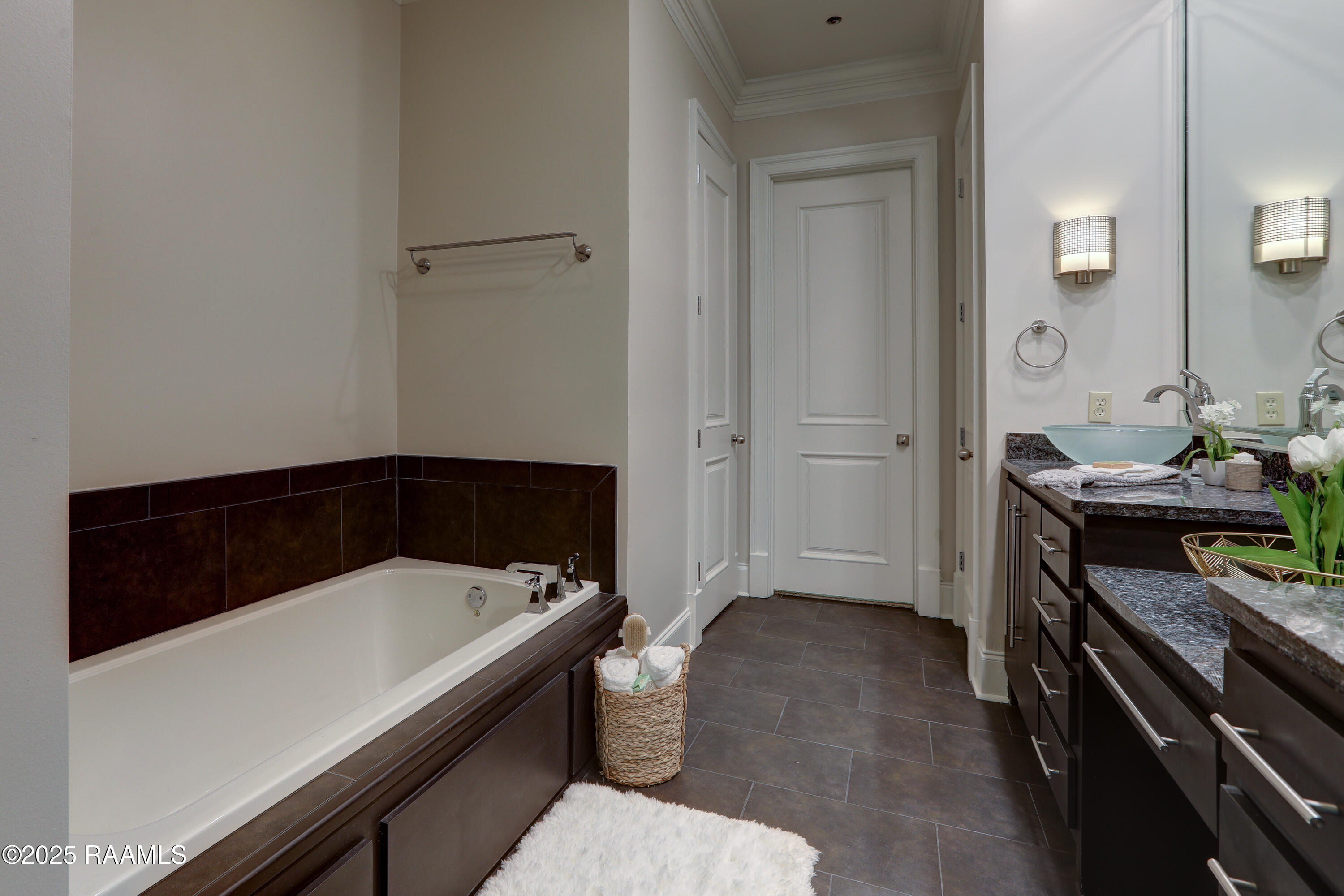 605 Silverstone Road, Unit 205B Lafayette, LA 70508 - Photo 18 of 48 Primary bathroom