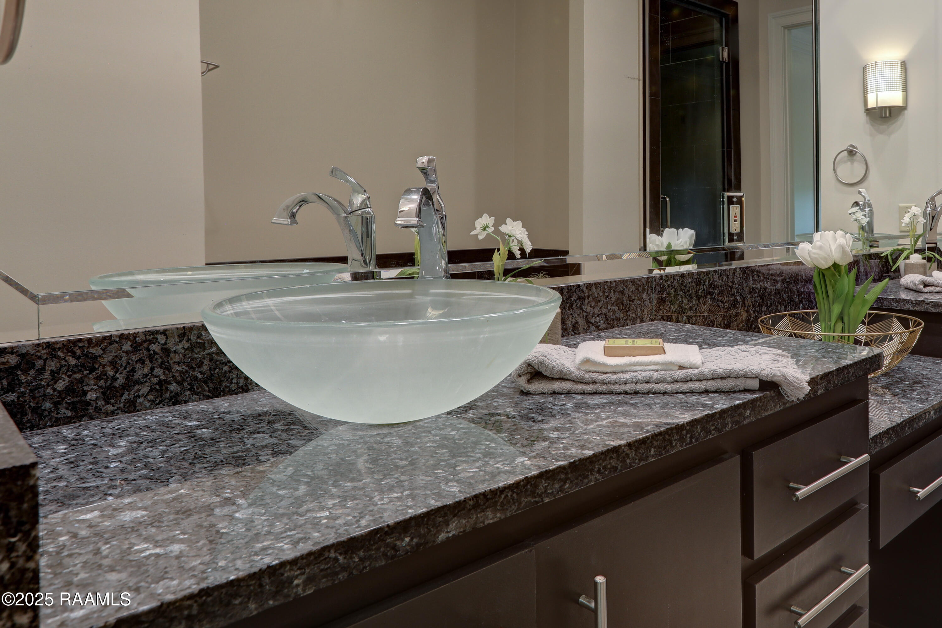 605 Silverstone Road, Unit 205B Lafayette, LA 70508 - Photo 21 of 48 Primary bath