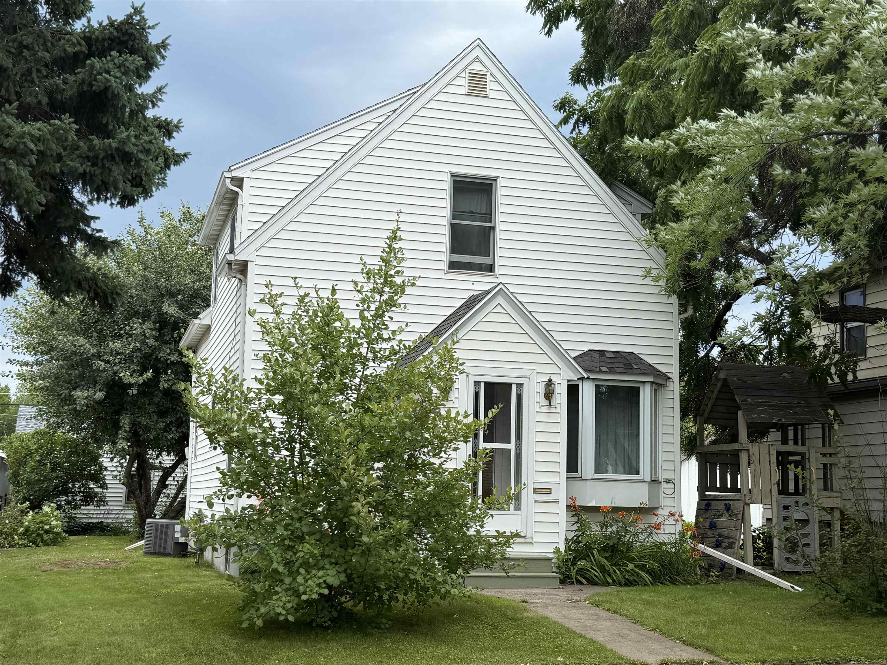809 16th Street North Virginia, MN 55792 - Photo 2 of 44 View of front of property featuring a front yard