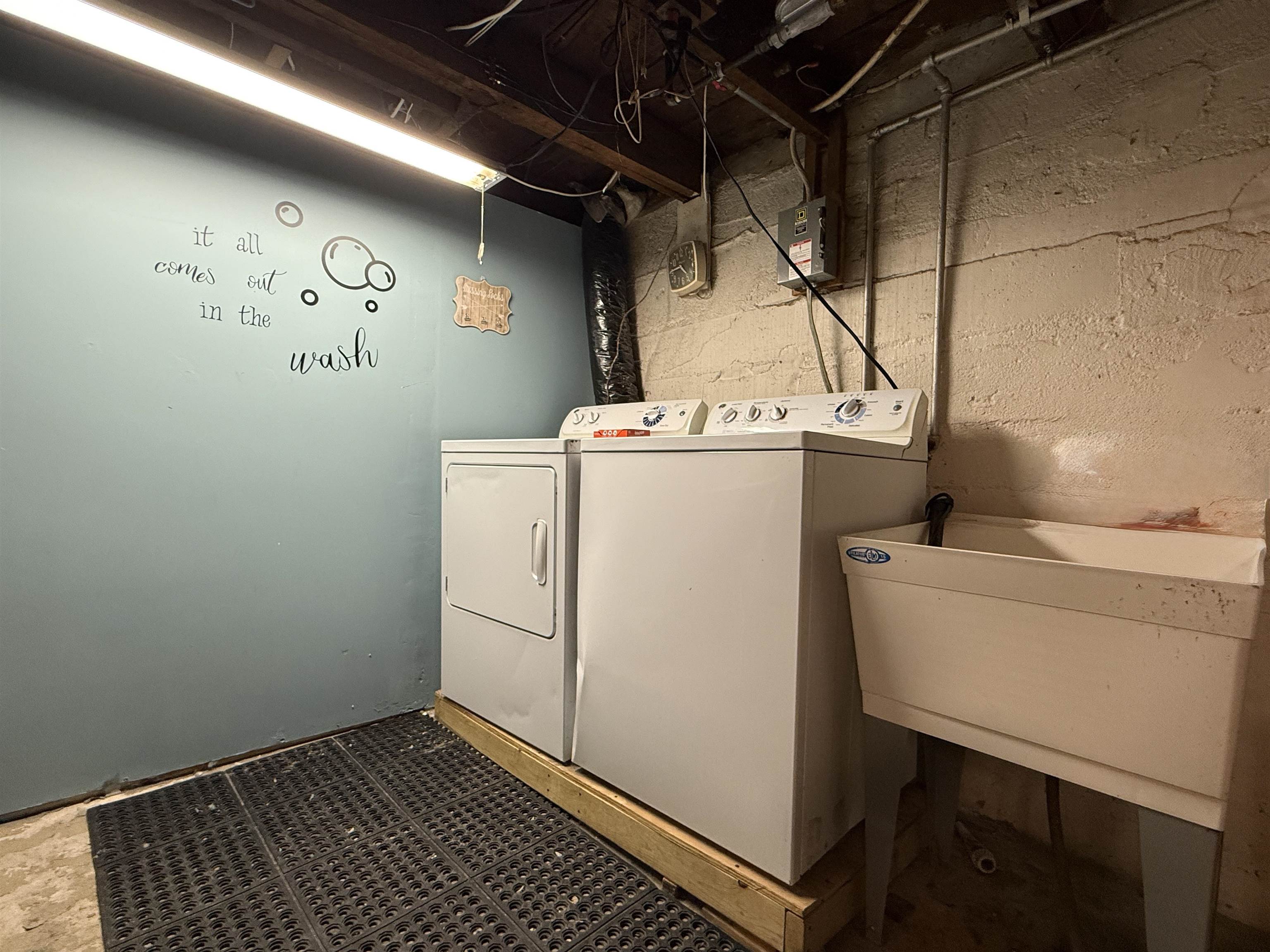 809 16th Street North Virginia, MN 55792 - Photo 42 of 44 Washroom with separate washer and dryer