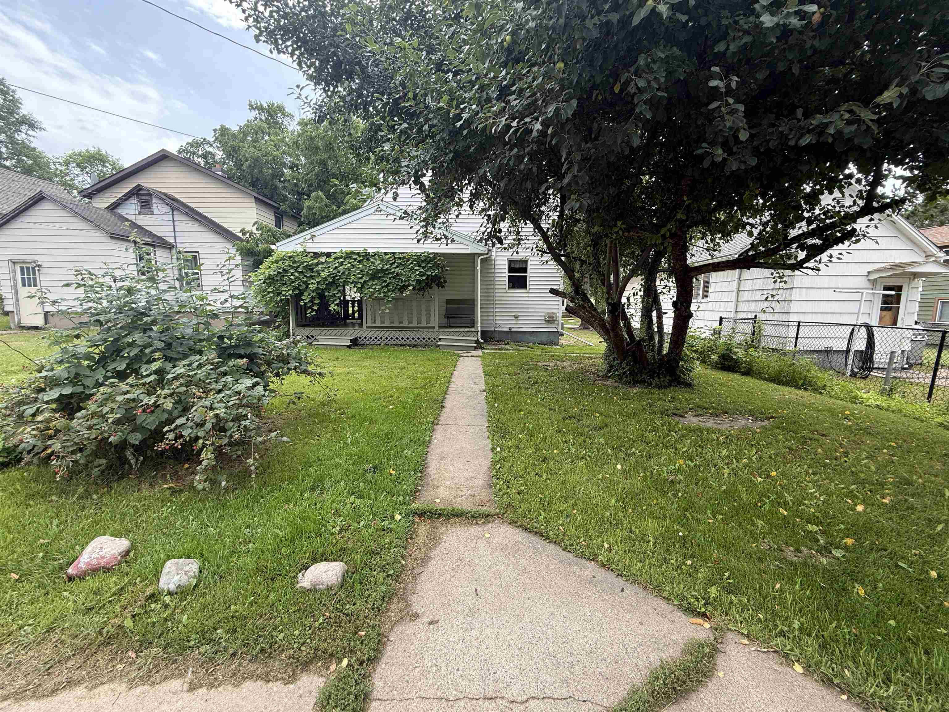 809 16th Street North Virginia, MN 55792 - Photo 7 of 44 Bungalow featuring covered porch
