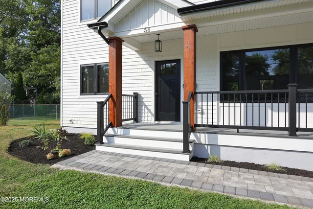 a view of a house with backyard and porch