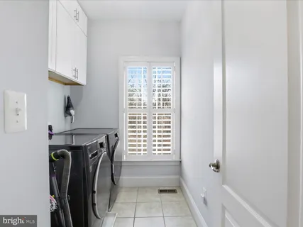 a view of entryway with washer and dryer