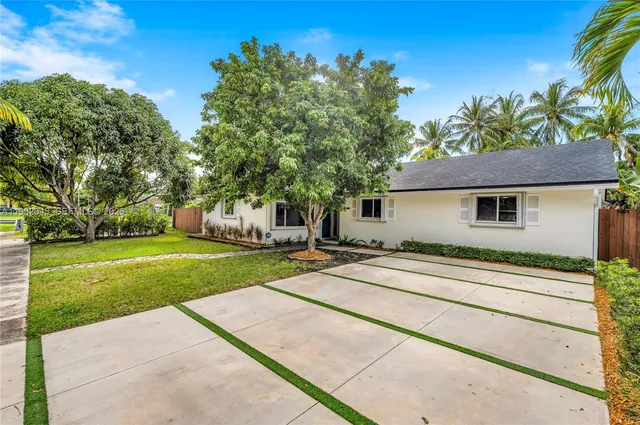 a view of a house with a yard