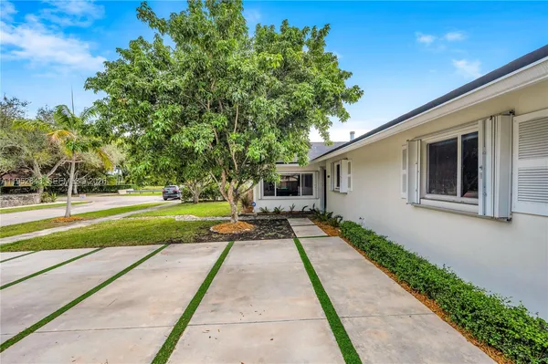 $1,075,000 | 15930 Southwest 90th Avenue, Palmetto Bay, FL 33157