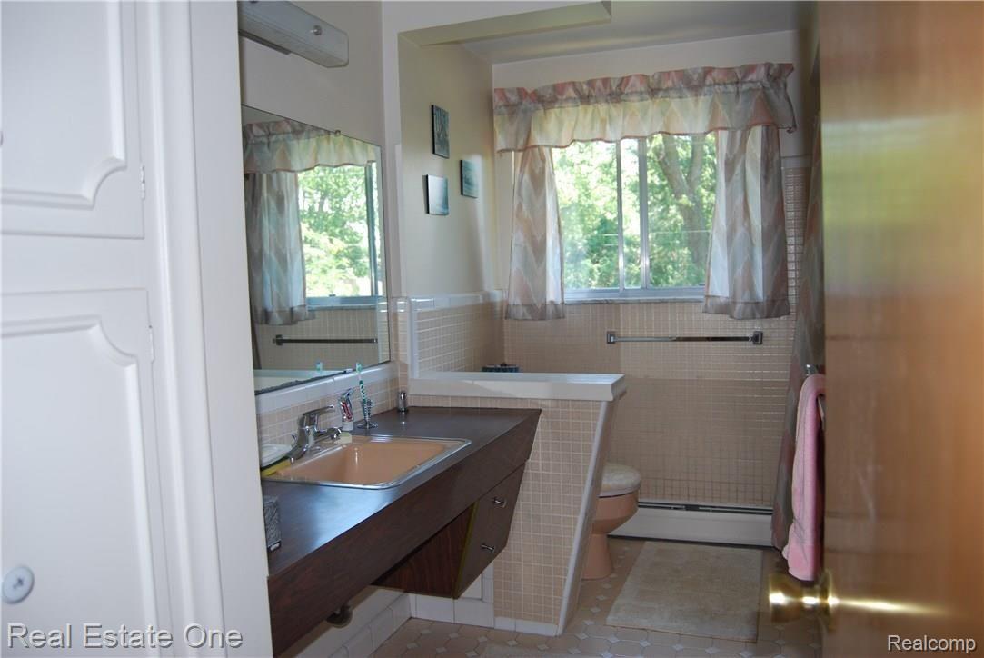 850 Wilwood Road Rochester, MI 48309 - Photo 17 of 19 Hall Bathroom