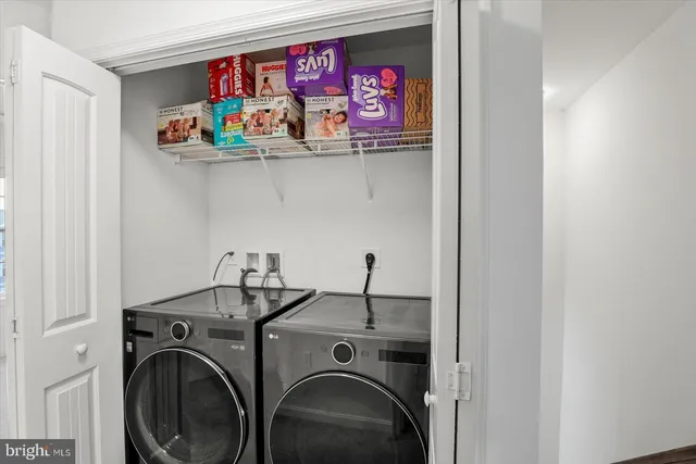 a view of livingroom with furniture