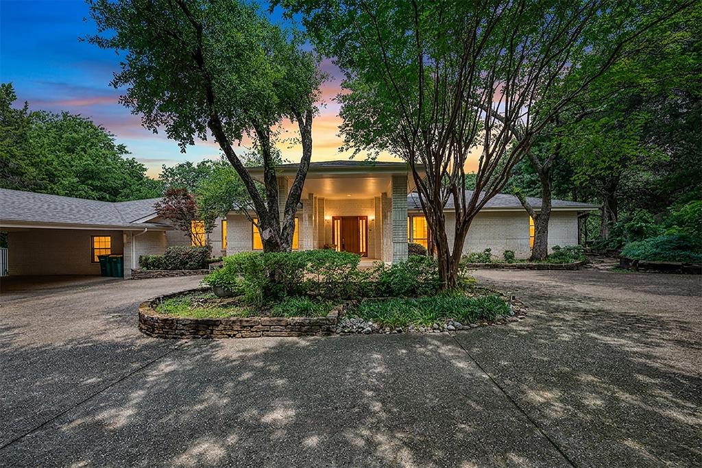 933 Mobley Road Cedar Hill, TX 75104 - Photo 2 of 40 An impressive circular Porte Cachere drive