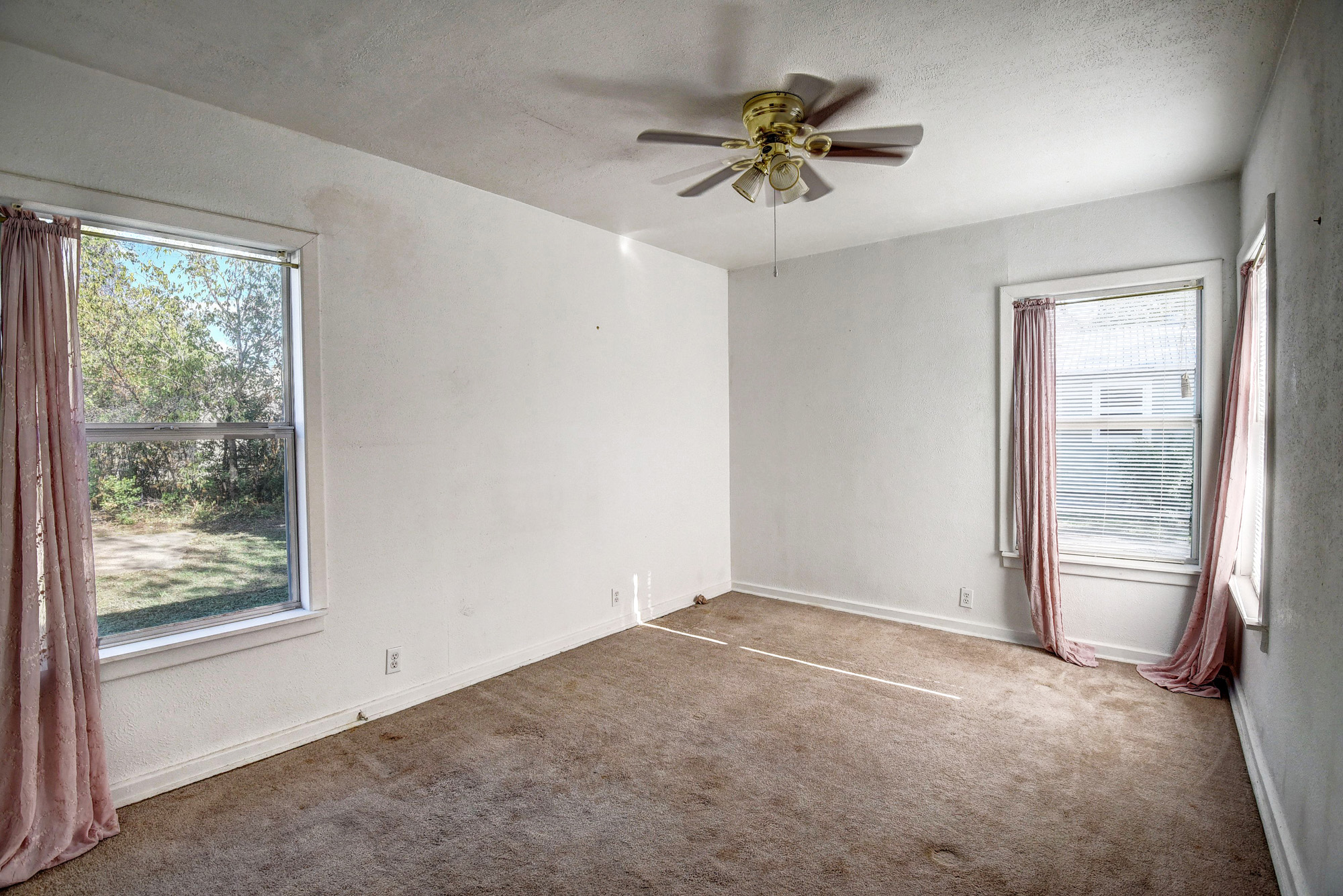 304 Cedar Street Bastrop, TX 78602 - Photo 20 of 33 an empty room with a window