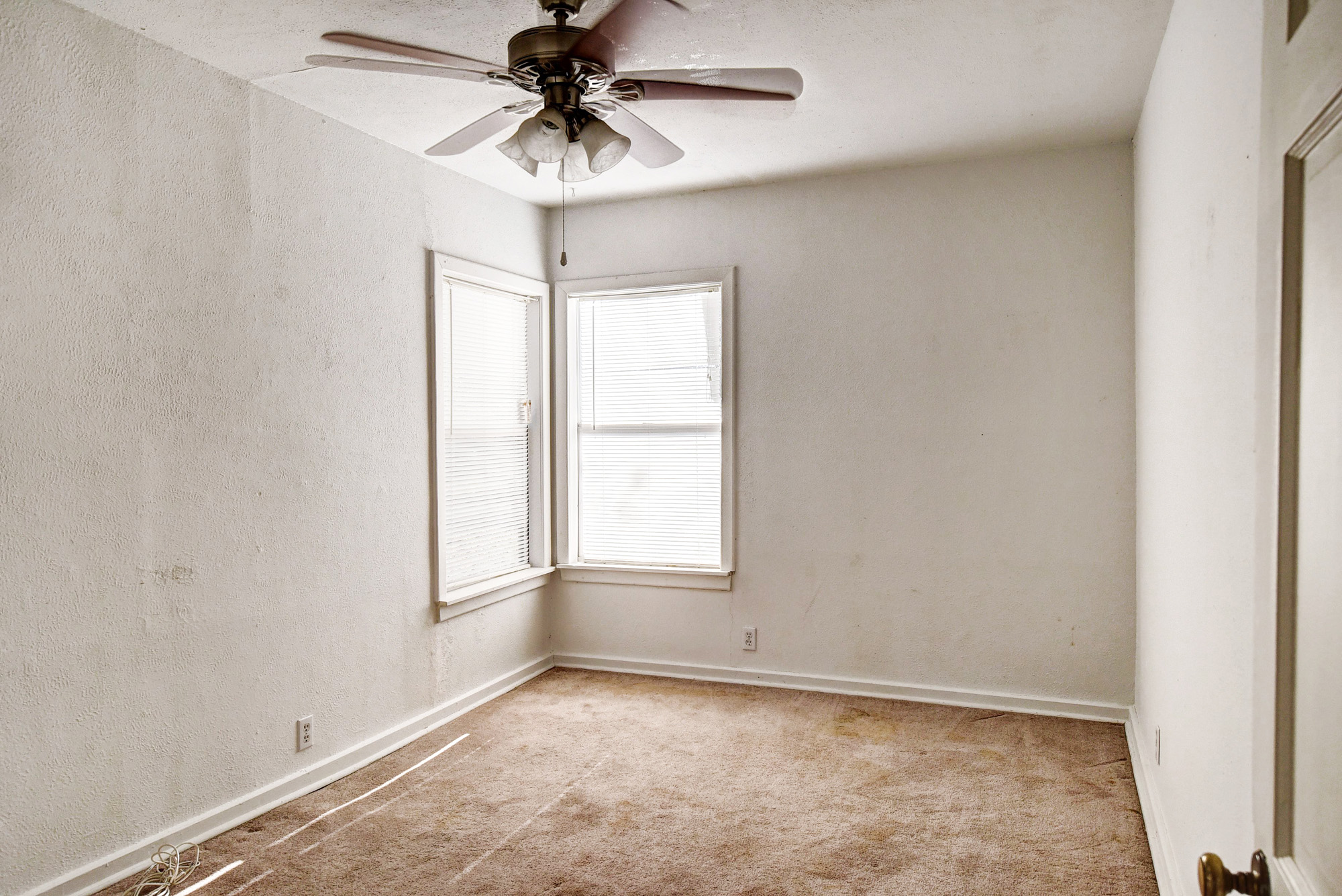 304 Cedar Street Bastrop, TX 78602 - Photo 23 of 33 an empty room with windows and fan