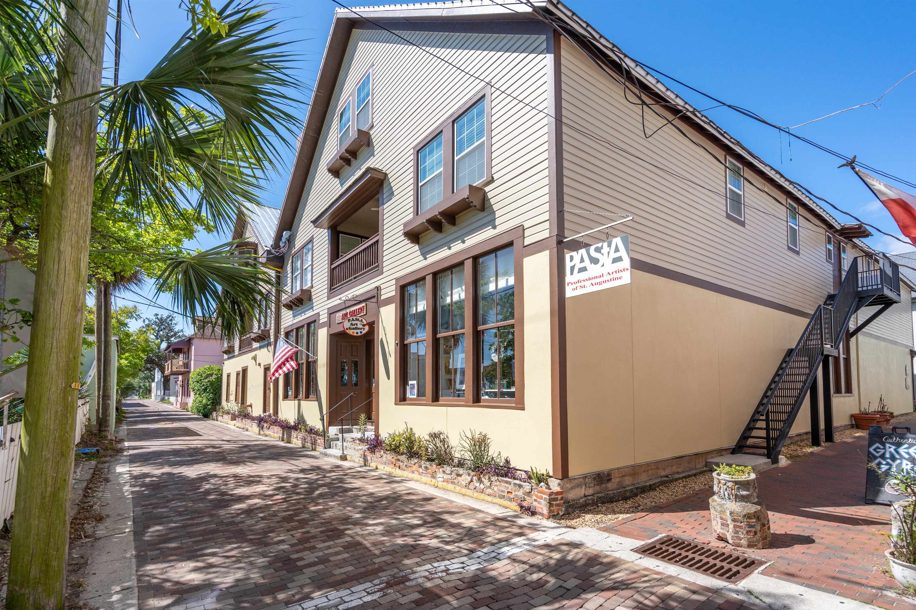 11 Aviles Street St. Augustine, FL 32084 - Photo 5 of 40 a view of a building with a tree