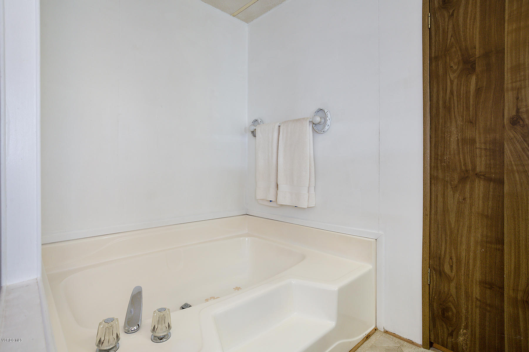 6480 Katherine Road, Unit 3 Simi Valley, CA 93063 - Photo 18 of 28 a bathroom with a bathtub