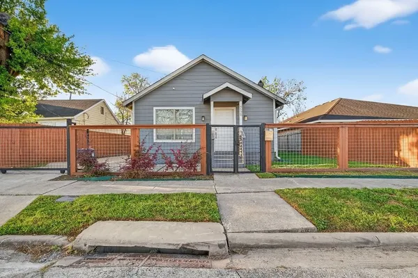 $2,350 | 4520 Sharon Street, Houston, TX 77020