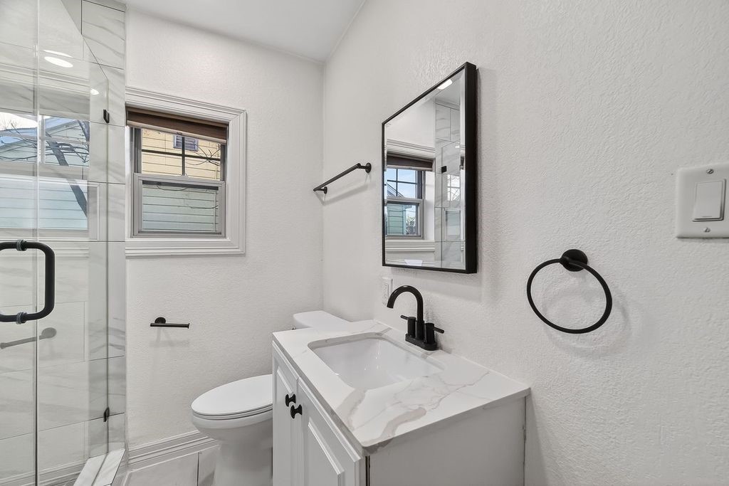 4520 Sharon Street Houston, TX 77020 - Photo 30 of 34 Secondary bathroom
