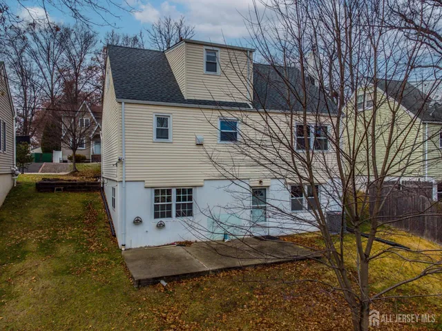 a view of yard with tree