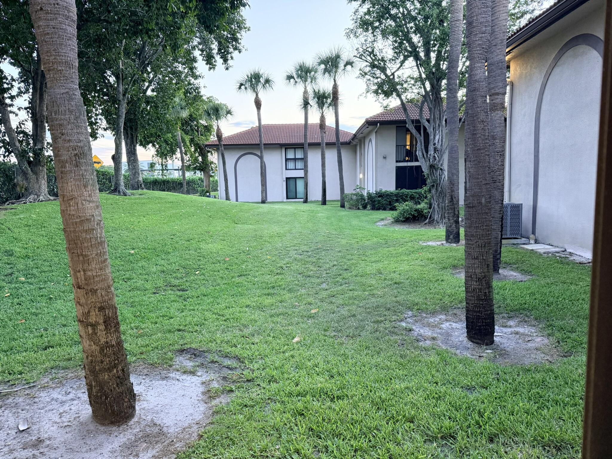 300 East Club Circle, Unit 107 Boca Raton, FL 33487 - Photo 15 of 16 Yard