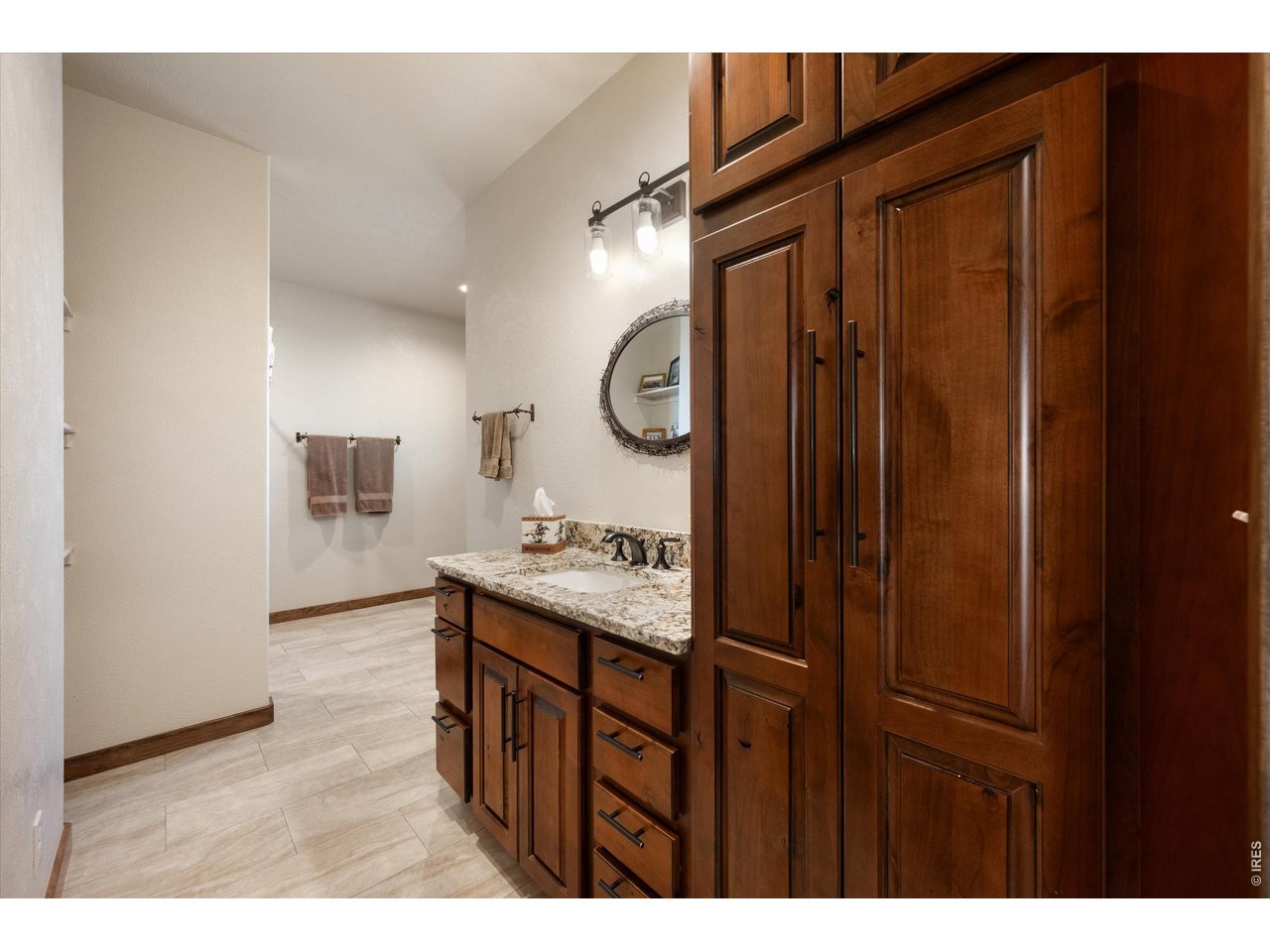 8626 County Road 22 Fort Lupton, CO 80621 - Photo 27 of 50 Full bath off hallway