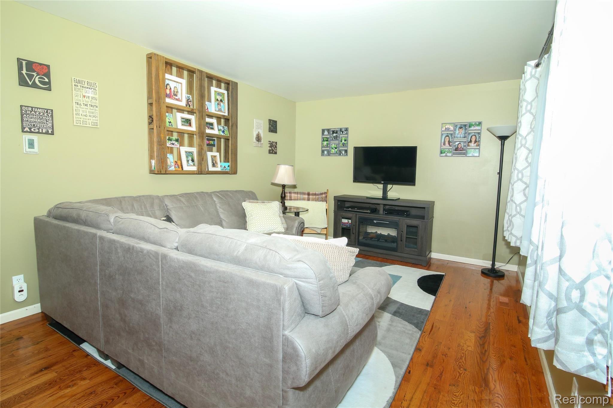 5300 North Webster Road Flint, MI 48504 - Photo 8 of 34 Living Room.jpg