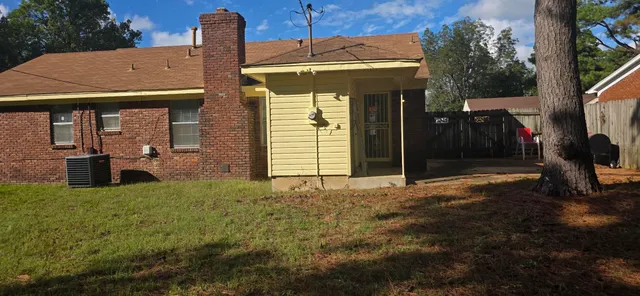 a view of a house with backyard