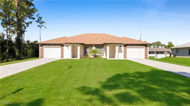 a view of a house with a yard