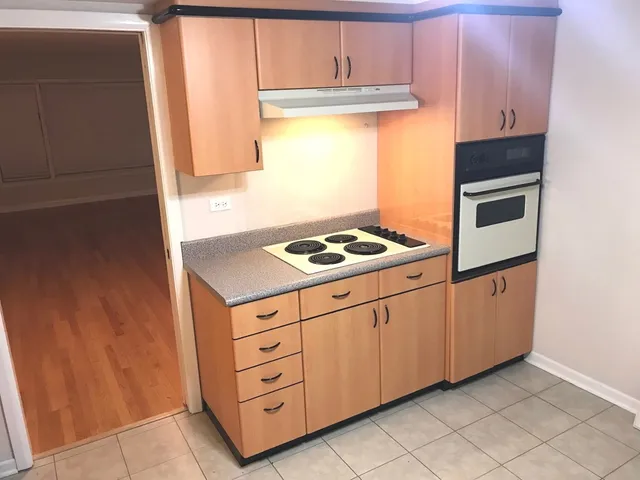 $2,500 | 819 Tomawadee Drive, Park Ridge, IL 60068