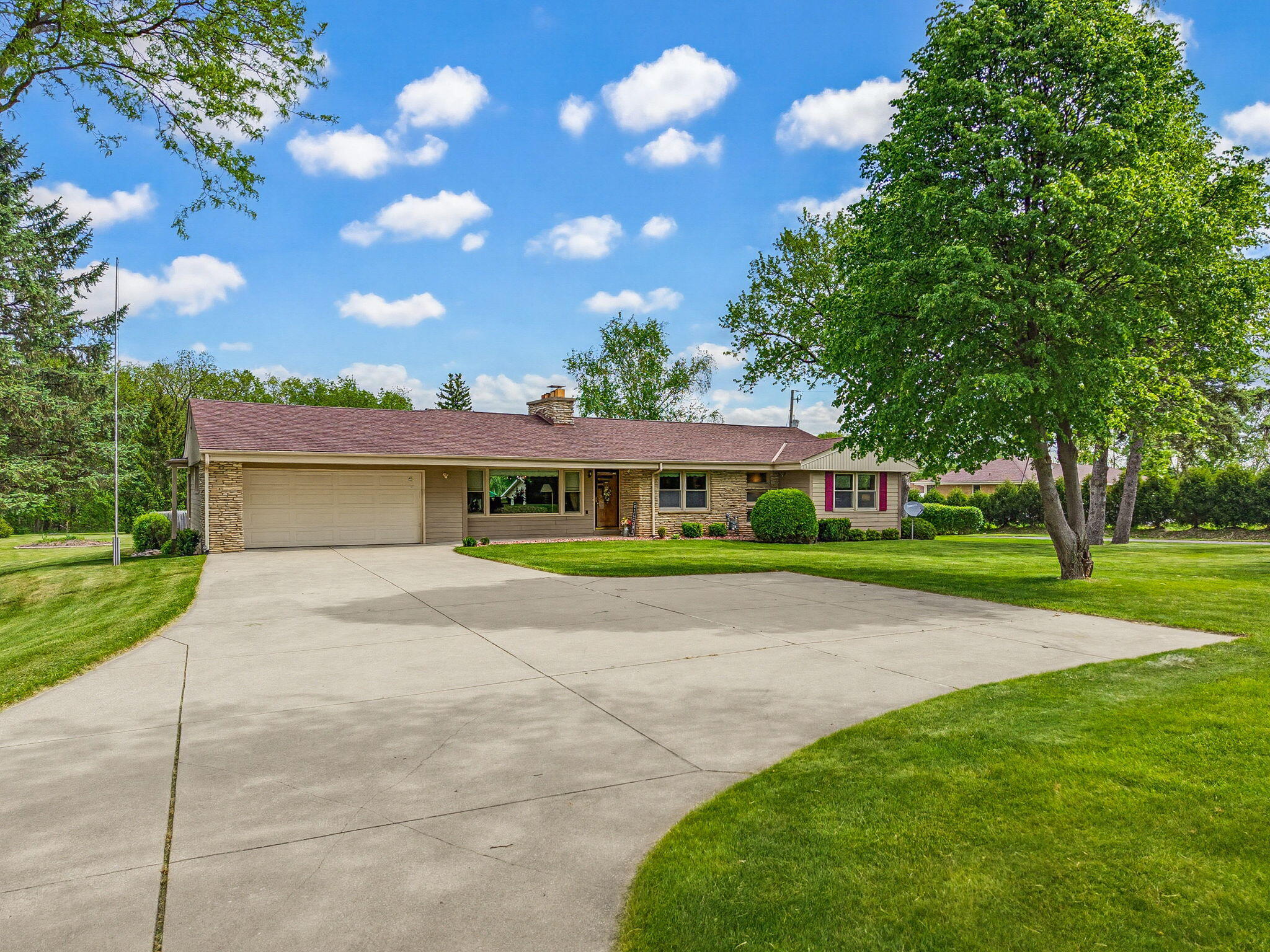 17000 West Observatory Road New Berlin, WI 53151 - Photo 1 of 1 Curb Appeal