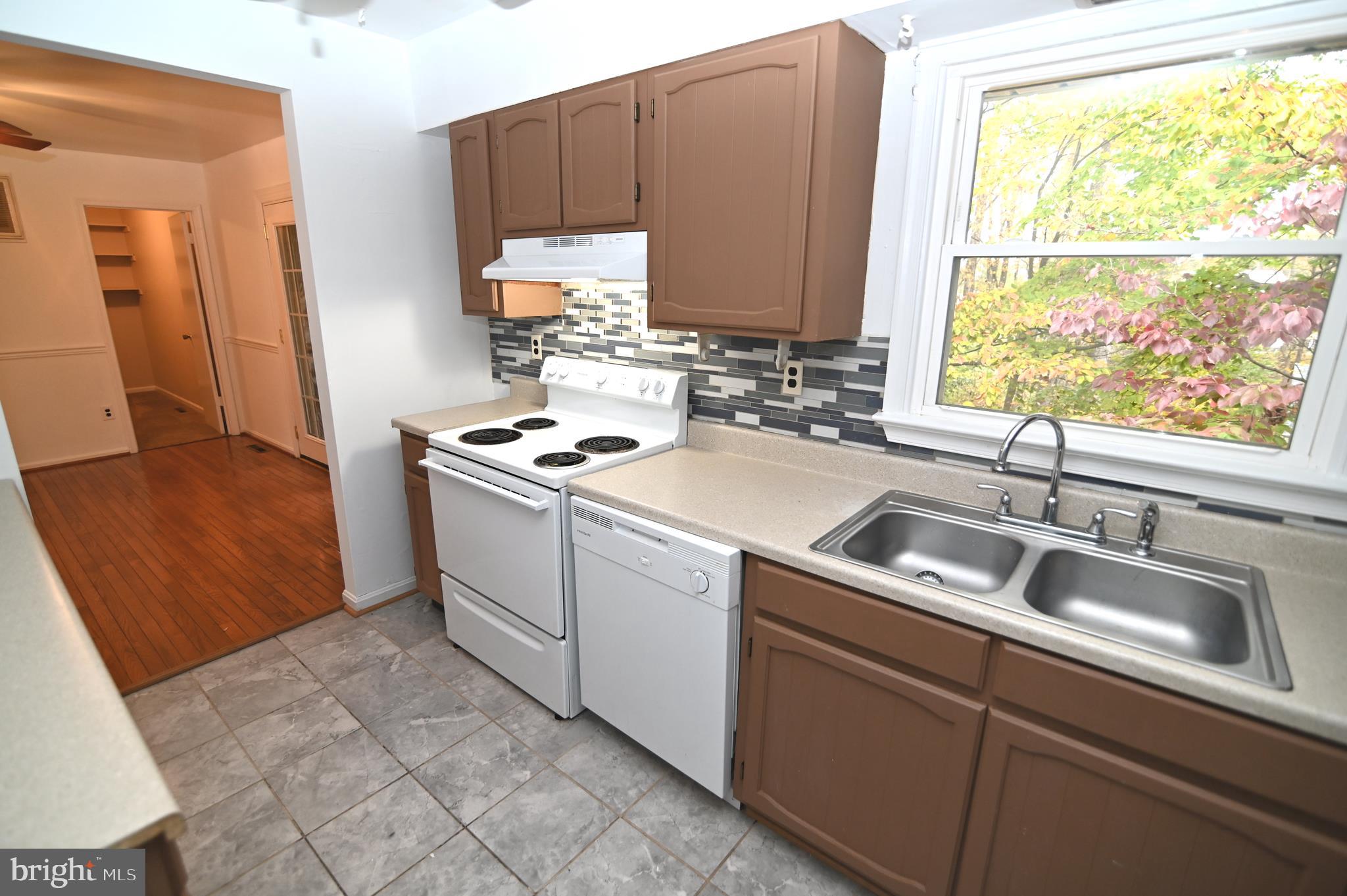 6760 Glen Albin Road La Plata, MD 20646 - Photo 2 of 25 Kitchen