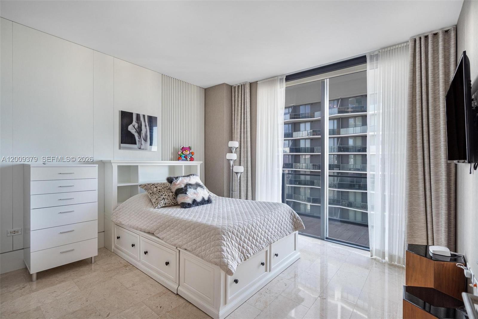 88 Southwest 7th Street, Unit 3801 Miami, FL 33130 - Photo 32 of 87 a bedroom with a bed and a window