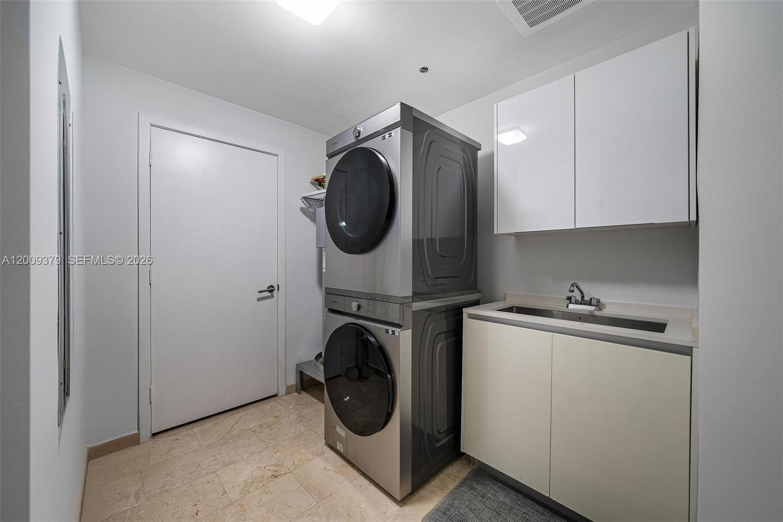 88 Southwest 7th Street, Unit 3801 Miami, FL 33130 - Photo 73 of 87 a utility room with dryer and washer