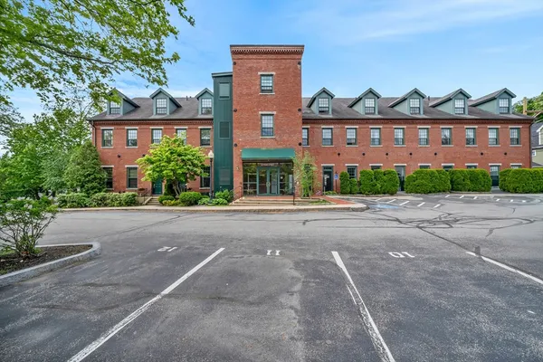 $469,900 | 25 Pond Street, Unit 203, Amesbury, MA 01913