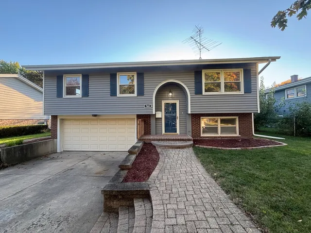 $339,900 | 560 South 5th Street, West Dundee, IL 60118