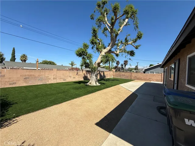 a view of a backyard